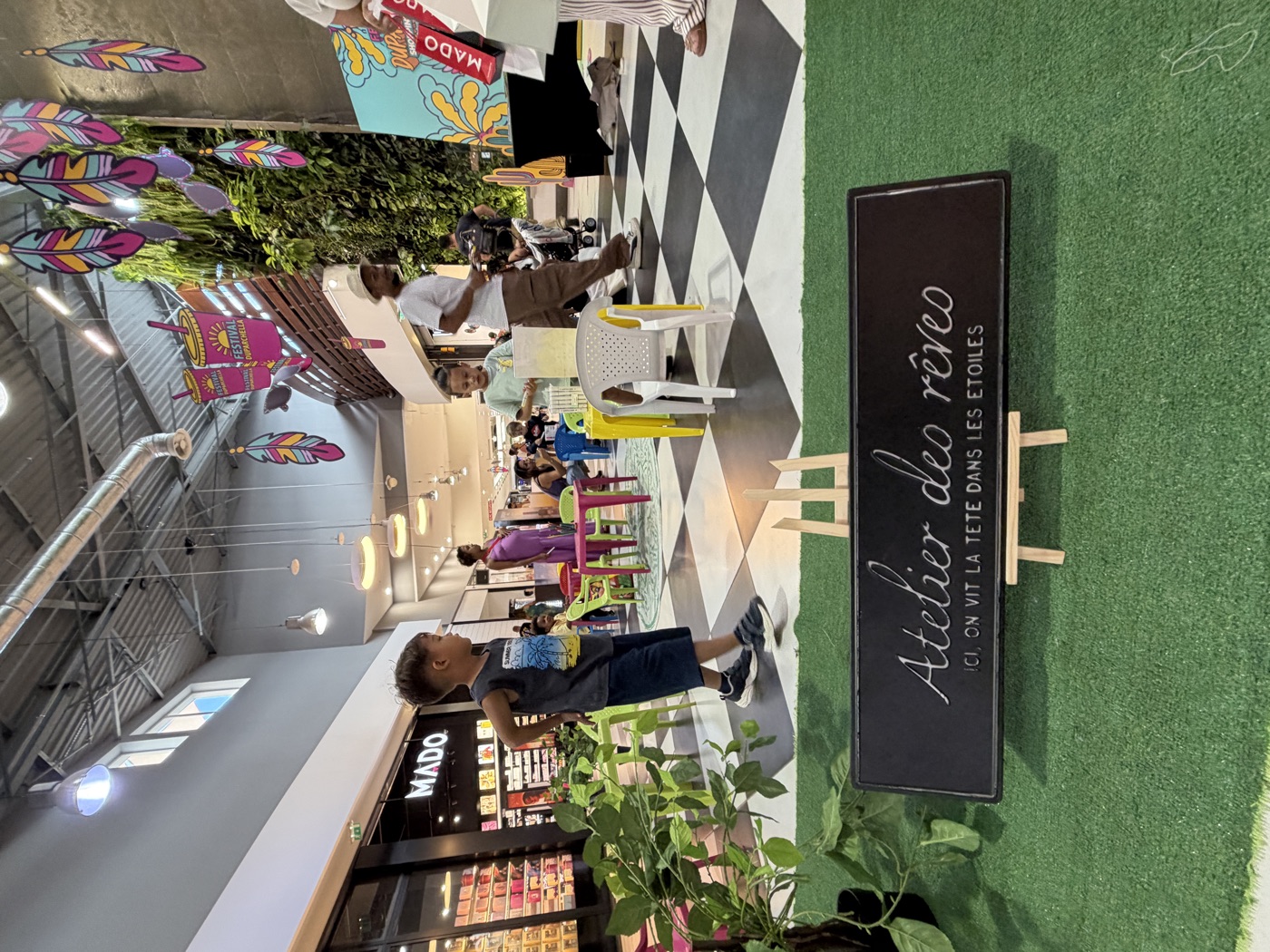Atelier créatif pour enfants lors d'un événement en galerie commerciale à La Réunion, par Pull Up
