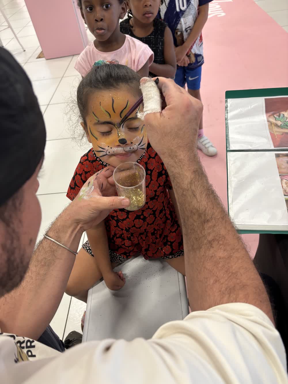 Enfant maquillé en tigre lors d'un atelier maquillage d'une animation enfants 974
