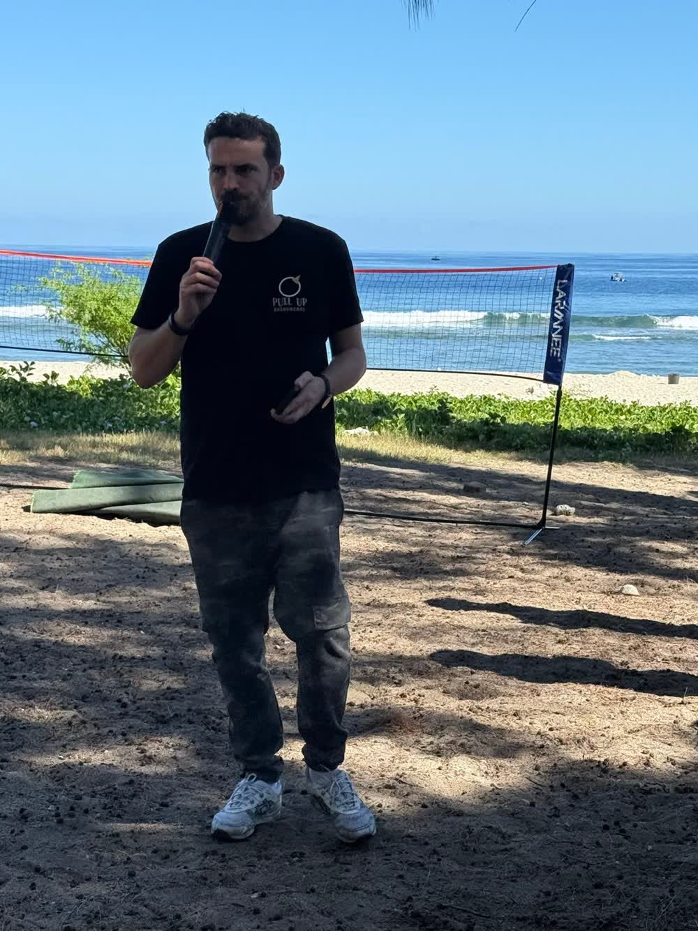 Romain Capdepont, fondateur de Pull Up Événements, au micro lors d'un événement à La Réunion